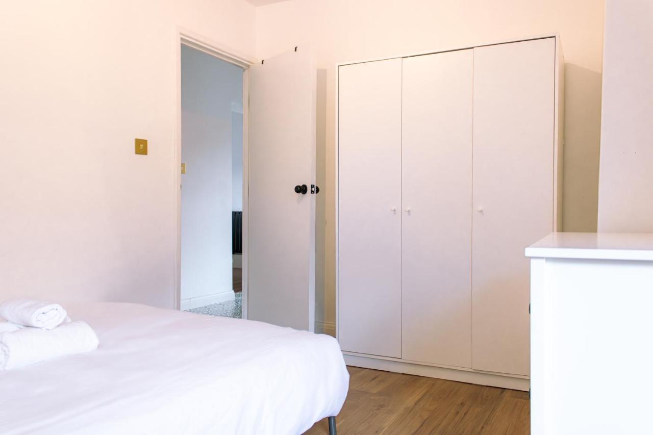 Nice 4 Bedroom Apartment Near City Centre 2-Min Walk To Metro !! Business & Family Friendly!! London Kültér fotó